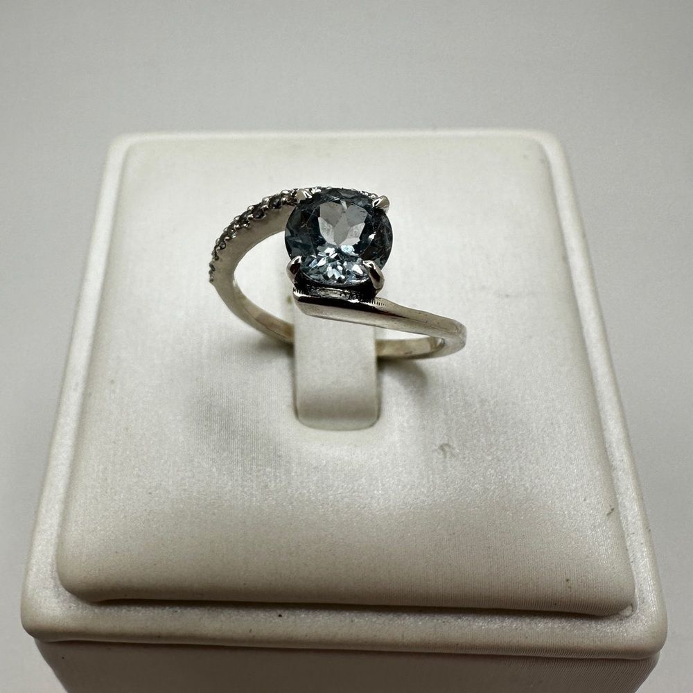 NWOT 4mm light blue topaz, round cut w/ accent cz diamonds ring in solid 925!